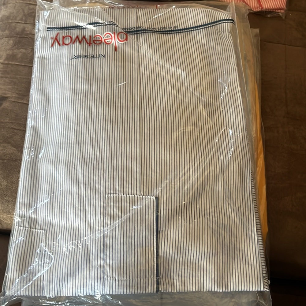 Six pairs of vintage pajama sets or shirts, all size, medium or small/medium - Picture 8 of 12
